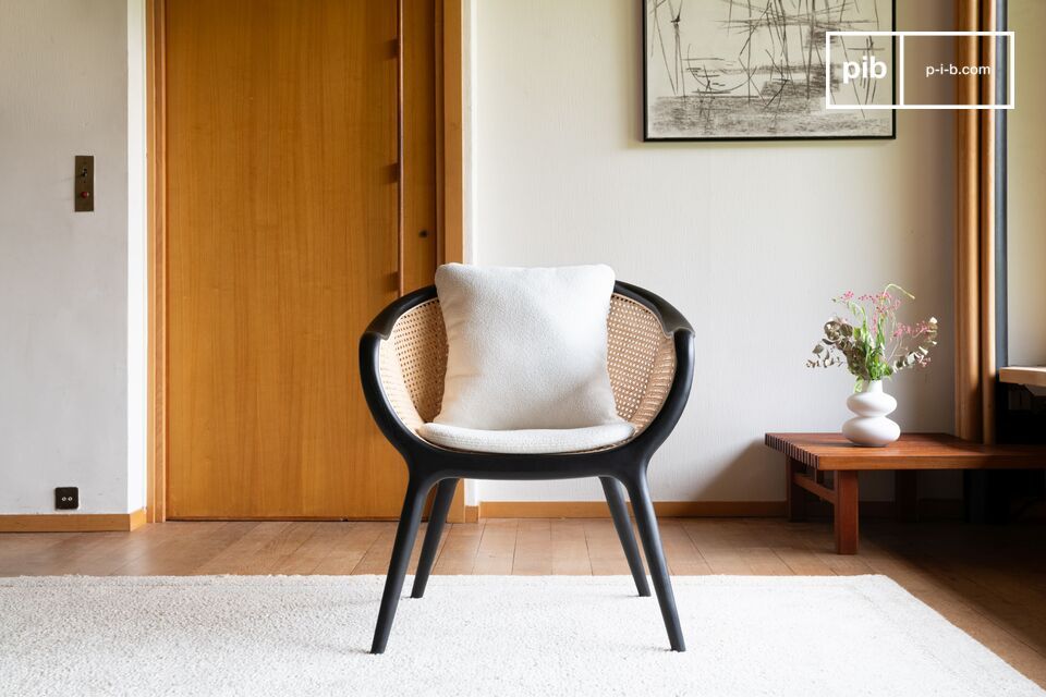 Ce fauteuil en frêne massif noir présente un design tout en rondeurs